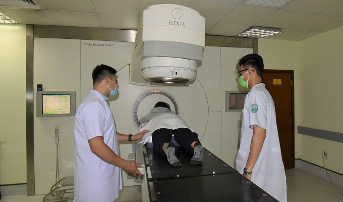 Xạ trị cho bệnh nhân bằng máy xạ trị gia tốc tại Bệnh viện Quân y 175. Ảnh: Chính Trần