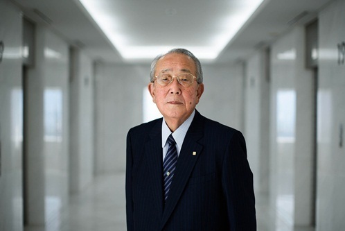 Ông Kazuo Inamori cho rằng cần chăm lo cho nhân viên để cải thiện hoạt động của công ty.  Ảnh: Bloomberg
