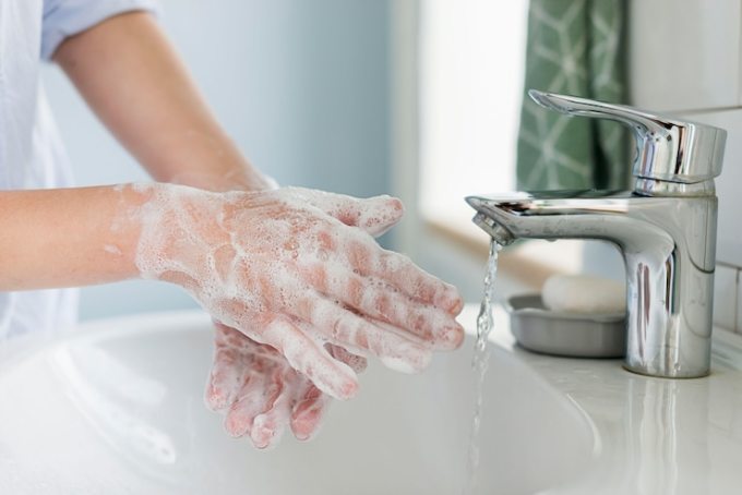 Rửa tay đúng cách để giảm nguy cơ nhiễm virus adenovirus.  Ảnh: Freepik