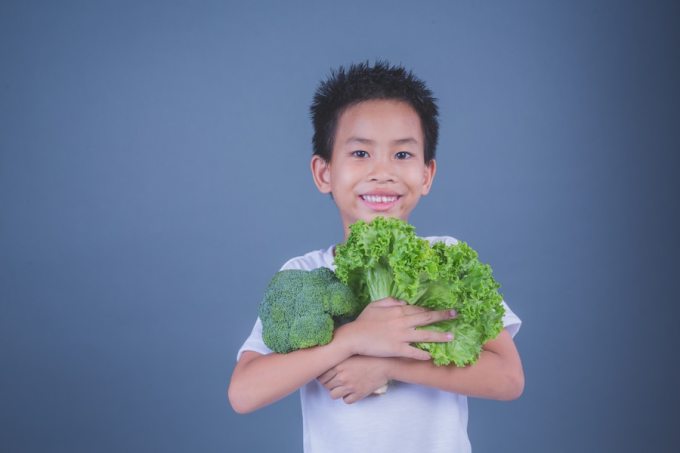 Cha mẹ nên cho trẻ ăn rau mỗi ngày.  Ảnh: Freepik