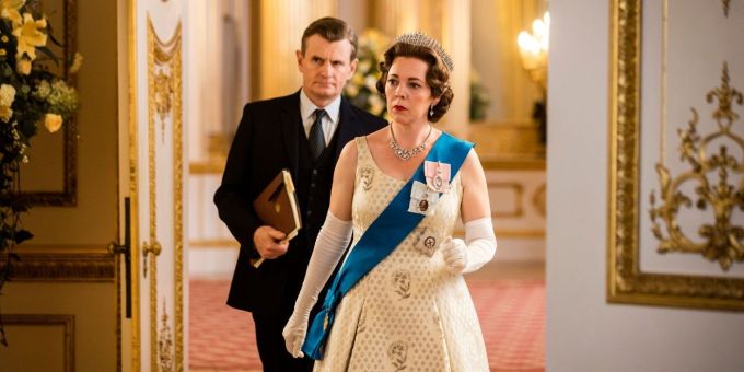 Olivia Colman (phải) trong vai Nữ hoàng Elizabeth II.  Ảnh: Netflix