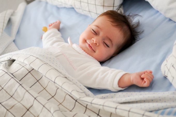 Ngủ qua đêm giúp trẻ vui vẻ và tươi tắn hơn vào ngày hôm sau.  Ảnh: Freepik