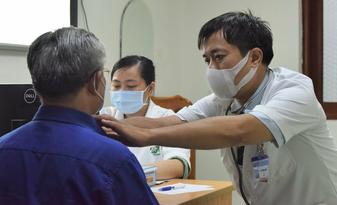 Một bác sĩ Viện Ung bướu và Y học hạt nhân, Bệnh viện Quân y 175 khám bệnh cho một bệnh nhân.  Ảnh: Chính Trần