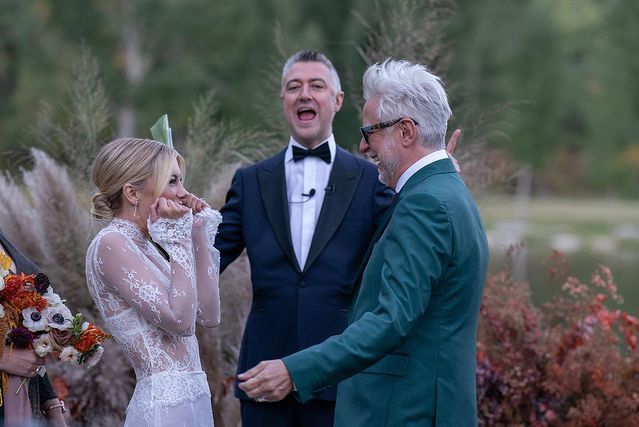 James Gunn, Jennifer Holland đều tươi cười trong hôn lễ.  Ảnh: Instagram Jenniferlholland