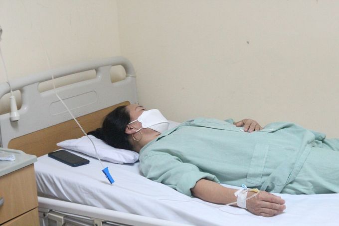 Bệnh nhân nhiễm giun lươn đang điều trị tại Bệnh viện E.  Ảnh: Đình Phương