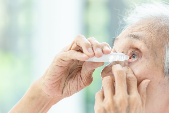 Bệnh nhân tiểu đường có thể sử dụng các loại thuốc nhỏ mắt phù hợp dưới sự hướng dẫn của bác sĩ.  Ảnh: Shutterstock