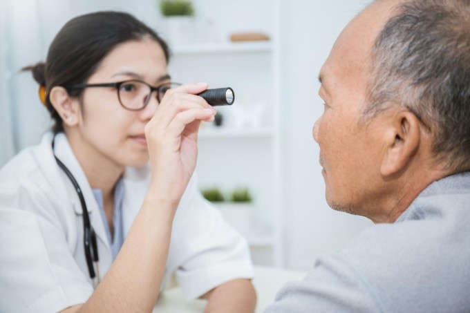 Khám mắt giúp phát hiện sớm các biến chứng tiểu đường ở cơ quan này.  Ảnh: Shutterstock