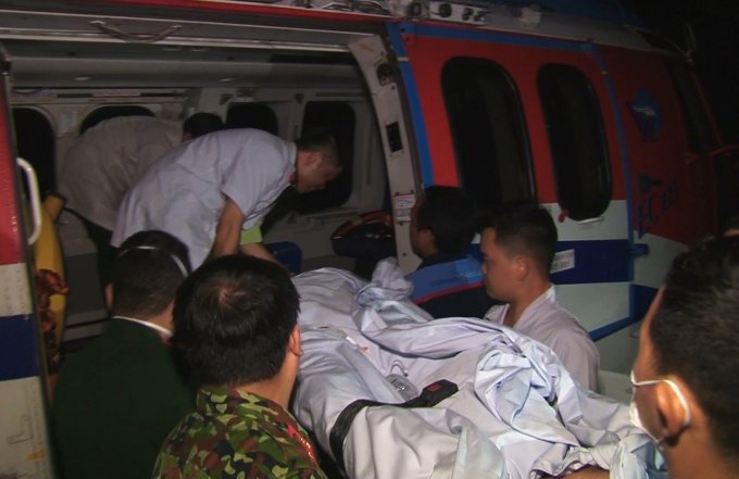 Máy bay trực thăng đưa đón bệnh nhân trong đêm.  Ảnh: Bệnh viện cung cấp